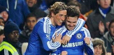 Juan Mata (d) celebra un gol con Fernando Torres. | EFE