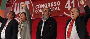 Antonio Retamino, primero por la derecha, junto a Cándido Méndez, en el congreso de UGT. | Efe-Archivo