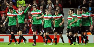 Los jugadores del Athletic celebran la victoria. | EFE