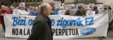 Uriarte pasea ante una manifestacin a favor de los presos etarras | Archivo