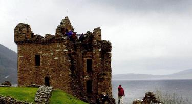 Vista de las ruinas del castillo de Urquhart, junto al Lago Ness. | Cordon Press