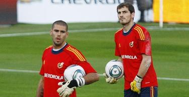 Vctor Valds e Iker Casillas, durante un entrenamiento de la seleccin espaola. | Archivo