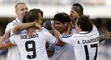 Los jugadores del Valencia celebran el tercer tanto del encuentro, obra de Banega. | EFE