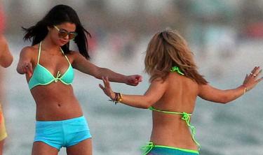 Selena Gómez y Vanessa Hudgens (de espaldas), durante el rodaje de 'Spring Breakers', en Florida. | Cordon Press