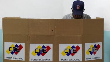 Un venezolano, este domingo, mientras decidía su voto. | Cordon Press