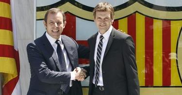 Sandro Rosell (i) y Tito Vilanova posan junto al escudo del Bara. | EFE