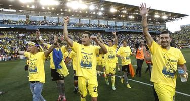 Los jugadores del Villareal celebran el ascenso. | EFE