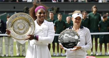 Serena Williams (i) y Agnieszka Radwanska (d) posan con los trofeos. | EFE