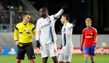 Yaya Tour� y Ag�ero reclaman al �rbitro del encuentro, el rumano Ovidiu Hategan. | Cordon Press