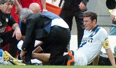 Javier Zanetti se lesiona durante el partido Palermo-Inter. | EFE