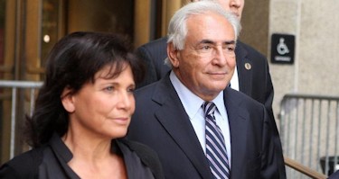 Strauss-Khan, a la salida del FMI, junto a su mujer | Efe