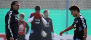 Sergio Batista, seleccionador argentino, conversa con Ag�ero. | EFE