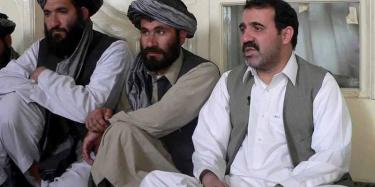 Ahmed Wali Karzai, a la derecha, atendiendo a la prensa en Kandahar. | EFE