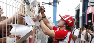Alonso, firmando autgrafos. | Archivo