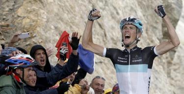 Andy Schleck celebra su triunfo en la cima del Galibier. | EFE