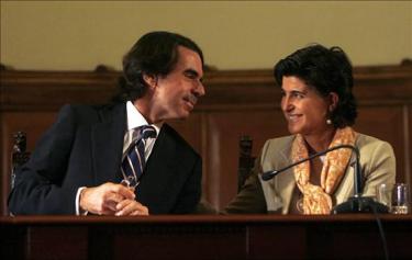 Aznar, junto a San Gil, en una conferencia en 2009.