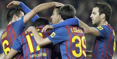 Los jugadores del Barcelona celebran uno de los nueve tantos. | EFE