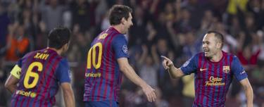 Iniesta celebra junto a Messi y Xavi el primer gol del partido. | EFE