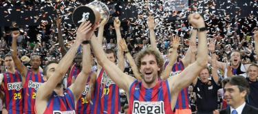 Los capitanes del Bara levantan el trofeo de la ACB. | EFE
