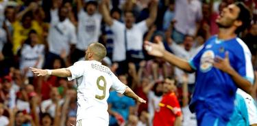 Karim Benzema (i) celebra uno de sus dos goles al Getafe. | EFE