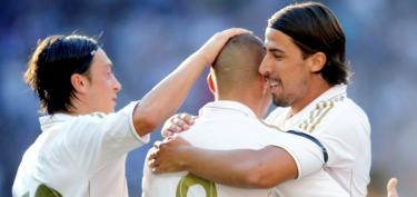 Karim Benzema (c) recibe la felicitacin de zil (i) y Khedira tras anotar uno de sus goles al Hertha. | EFE