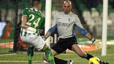 Rub�n Castro trata de superar sin fortuna a Caballero. | EFE