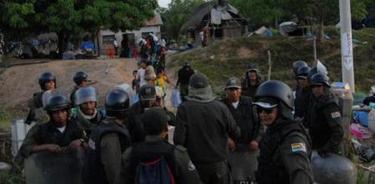 La Polica boliviana utiliz la fuerza para detener la marcha de indgenas. | EFE