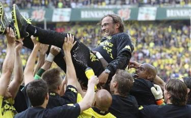 El entrenador del Borussia es manteado tras el partido. | EFE