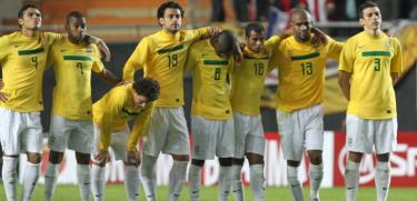 Los jugadores brasileos durante la tanda de penaltis ante Paraguay. | EFE