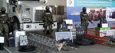 Militares muestran los equipos de telecomunicaciones incautados a Los Zetas. | EFE