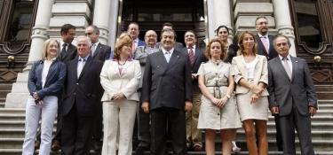 Cascos posa con los diputados de Foro Asturias tras ser elegido presidente. | EFE