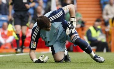 Casillas se levanta tras encajar un gol. | EFE