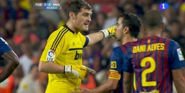 Casillas y Xavi mantuvieron una agria discusin sobre el csped del Camp Nou. | EFE