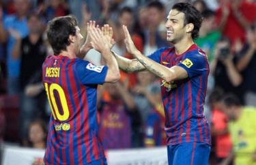 Cesc y Messi se saludan tras un gol. | EFE