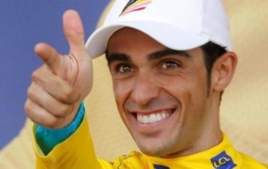 Alberto Contador, despus de proclamarse campen del Tour el ao pasado.
