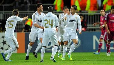 Cristiano Ronaldo (c) celebra su primer gol en Lyon. | EFE