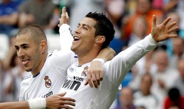 Ronaldo celebra uno de los dos tantos logrados junto a su amigo Benzema.