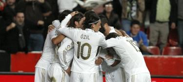 Los jugadores del Real Madrid celebran el primer tanto del encuentro. | EFE