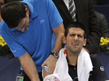 Djokovic, atendido por el fisio en Basilea. | EFE