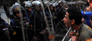 Manifestantes egipcios se enfrentan con la polica | EFE