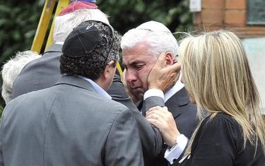 Mitch Winehouse (padre de Amy) es consolado por otros asistentes al funeral. | EFE