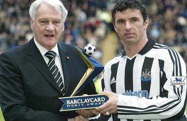 Gary Speed, recibiendo un premio con la camiseta del Newcastle junto al mtico Bobby Robson.