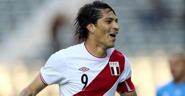Paolo Guerrero celebra uno de sus tres goles a Venezuela. | EFE