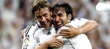 Guti y Ral celebran un gol durante su etapa en el Madrid. | Archivo