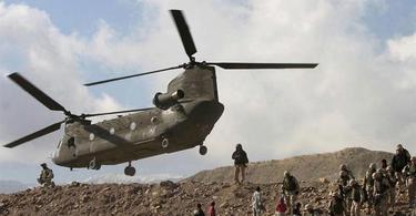Imagen de archivo de un helicópero "CH-47 Chinook" del ejército estadounidense, como el derribado este sábado. | EFE 