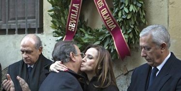 El ministro del Interior, la eurodiputada Teresa Jiménez Becerril y Javier Arenas, en el homenaje en Sevilla a Alberto Jiménez Becerril y su mujer, as