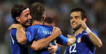 Montolivo, Cassano y Rossi celebran un tanto con Italia. | EFE