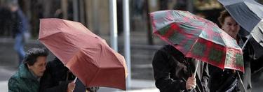 Varias personas con paraguas en San Sebastin | EFE