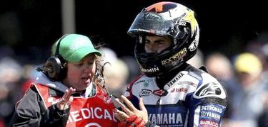 Una comisaria mdica, impresionada, observa la mano izquierda de Jorge Lorenzo. | EFE