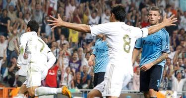 Cristiano Ronaldo (i) celebra junto a Kak su gol al Ajax. | EFE